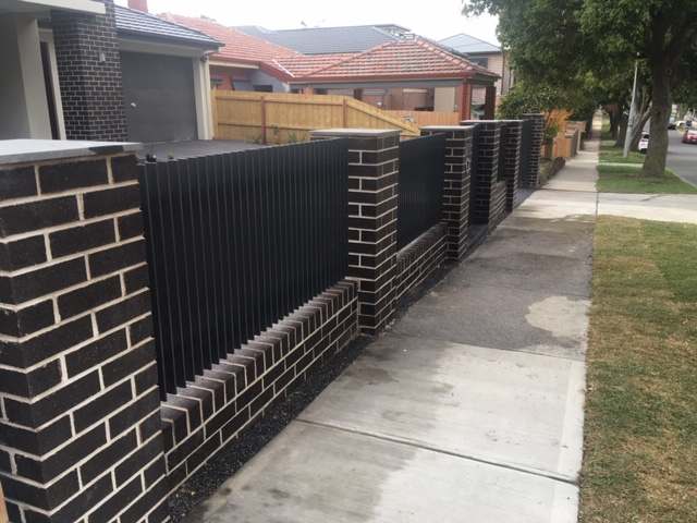 Dark brick corner fence with aluminium slats